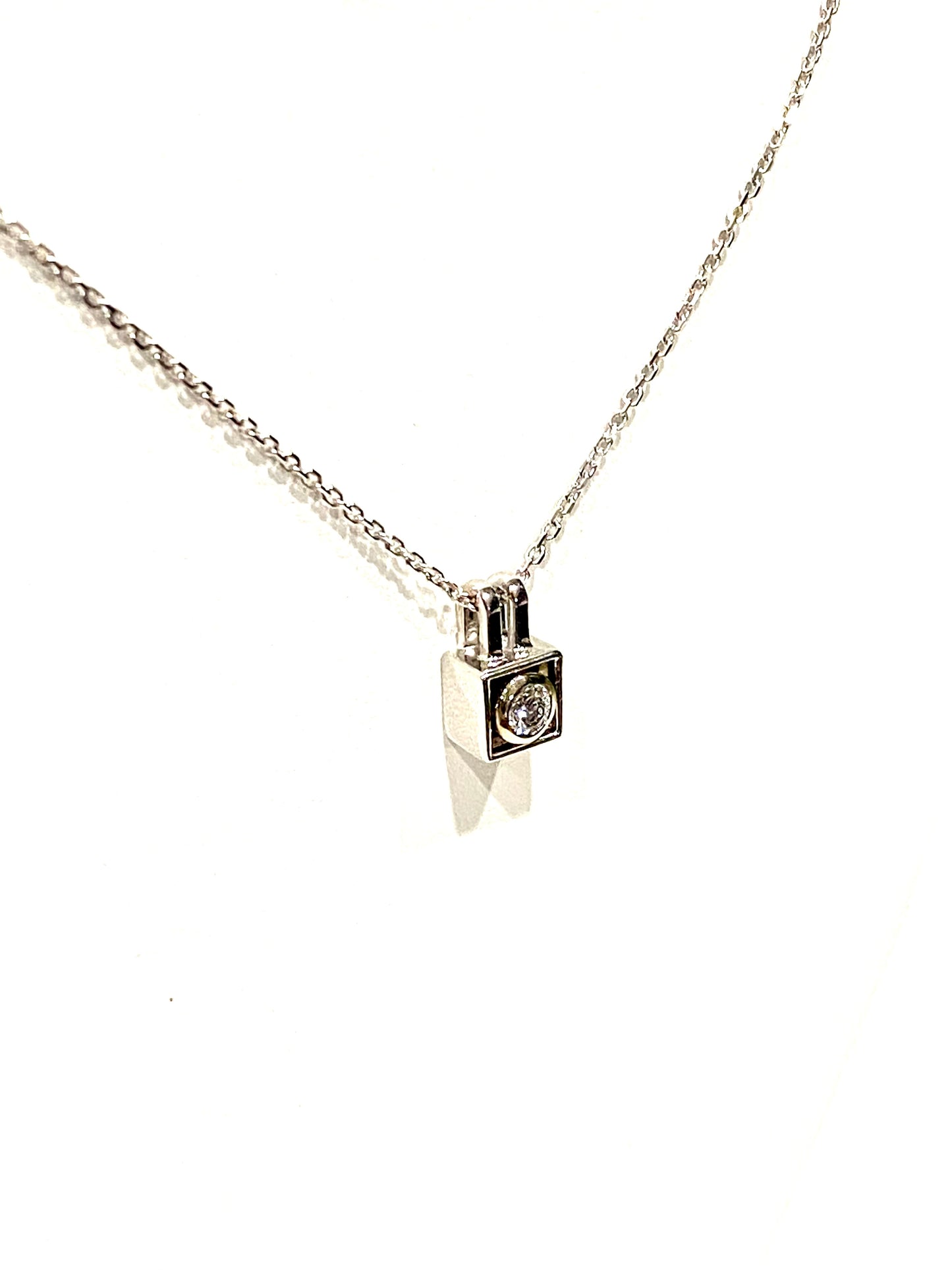 BEAUTIFUL 14K WHITE GOLD DIAMOND NECKLACE