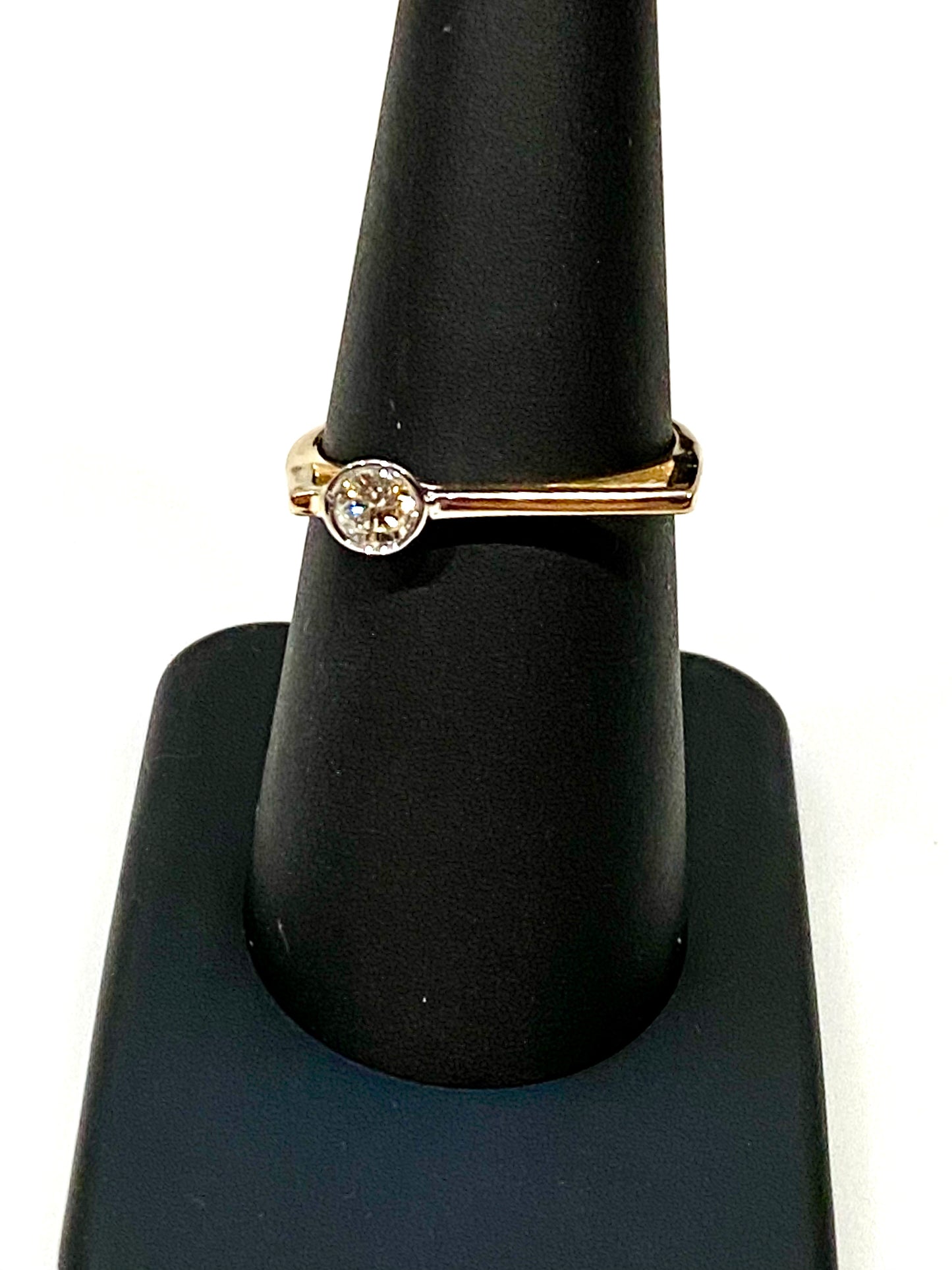 MODERN 14k YELLOW GOLD .20pt DIAMOND RING