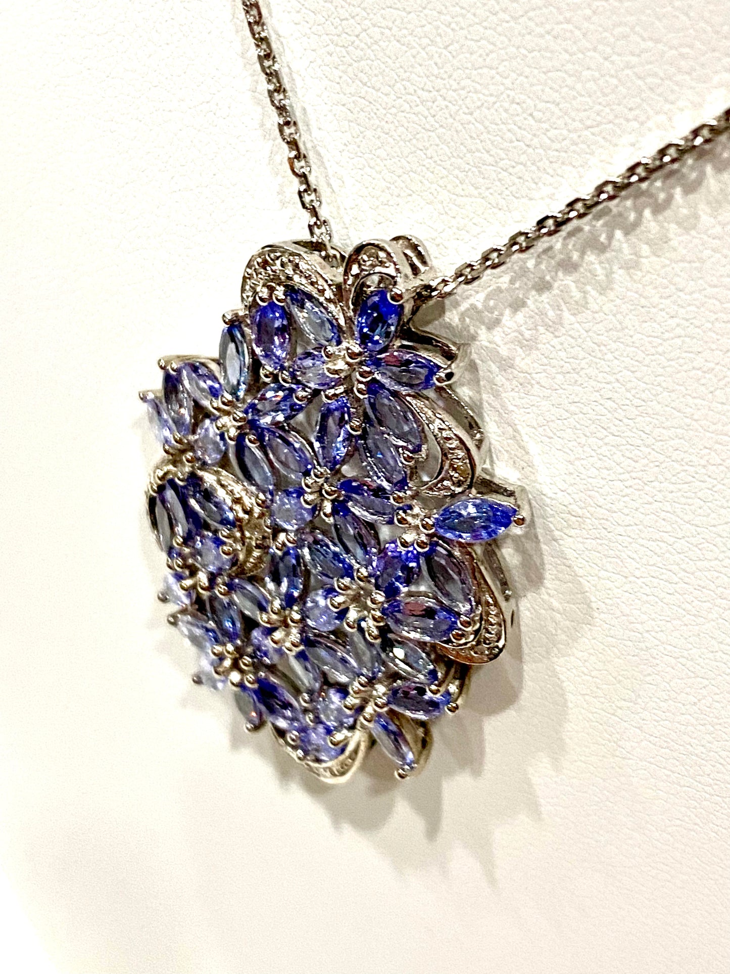 BEAUTIFUL GENUINE TANZANITE STERLING SILVER NECKLACE