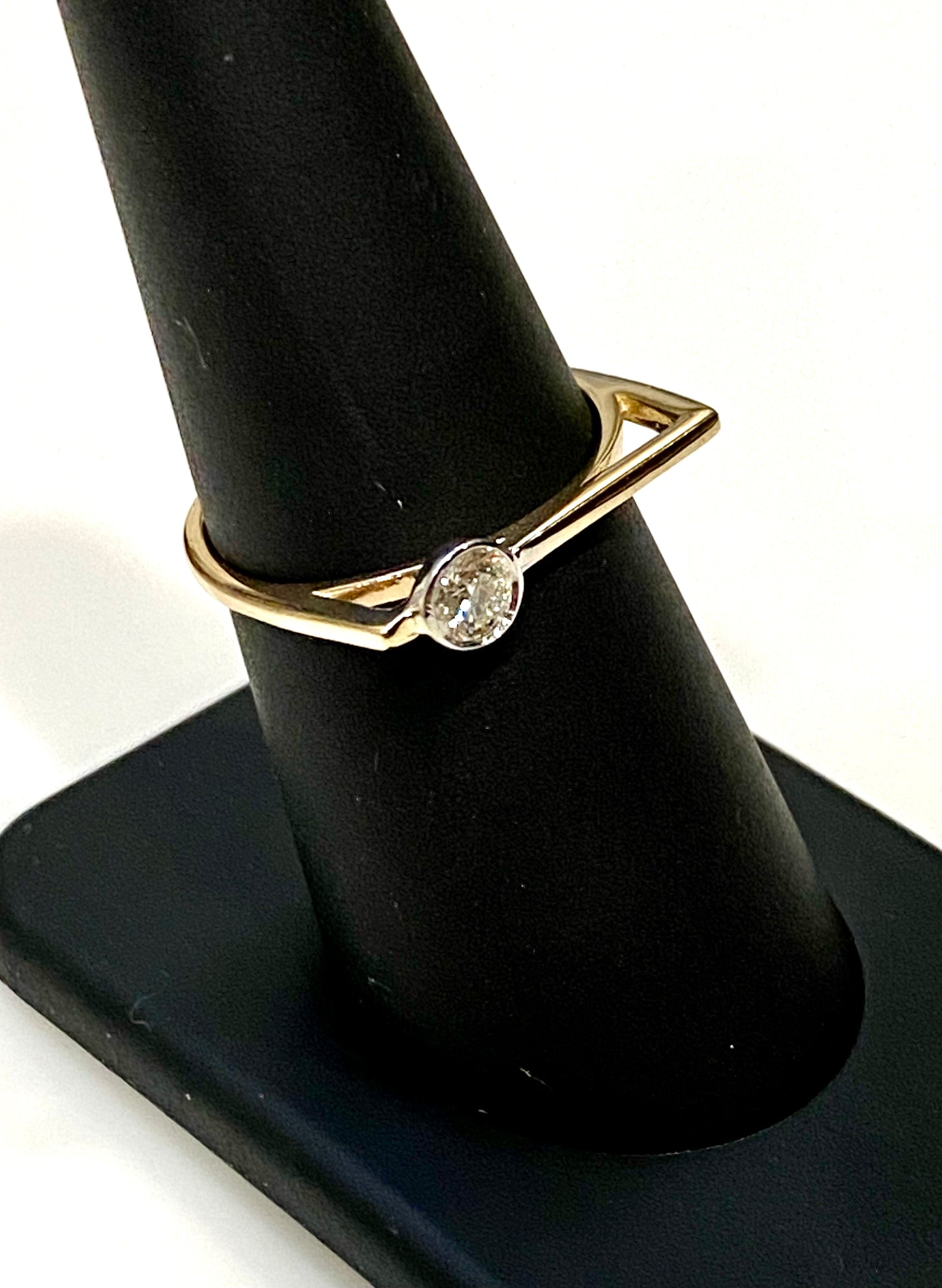 MODERN 14k YELLOW GOLD .20pt DIAMOND RING