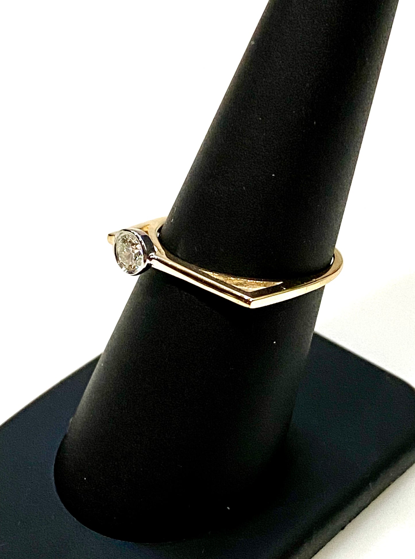 MODERN 14k YELLOW GOLD .20pt DIAMOND RING