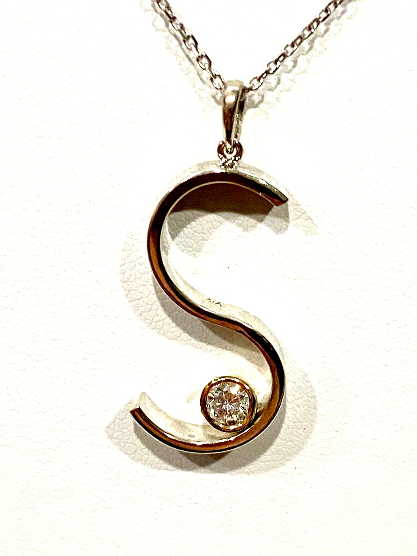 CURVED 14K SOLID GOLD DIAMOND PENDANT