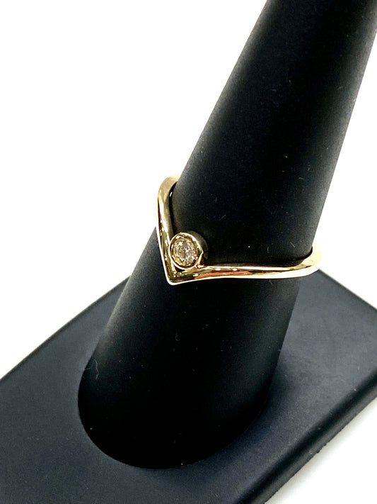 14k YELLOW GOLD AND DIAMOND ACCENT RING