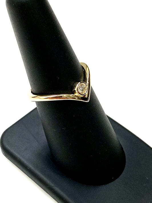 14k YELLOW GOLD AND DIAMOND ACCENT RING