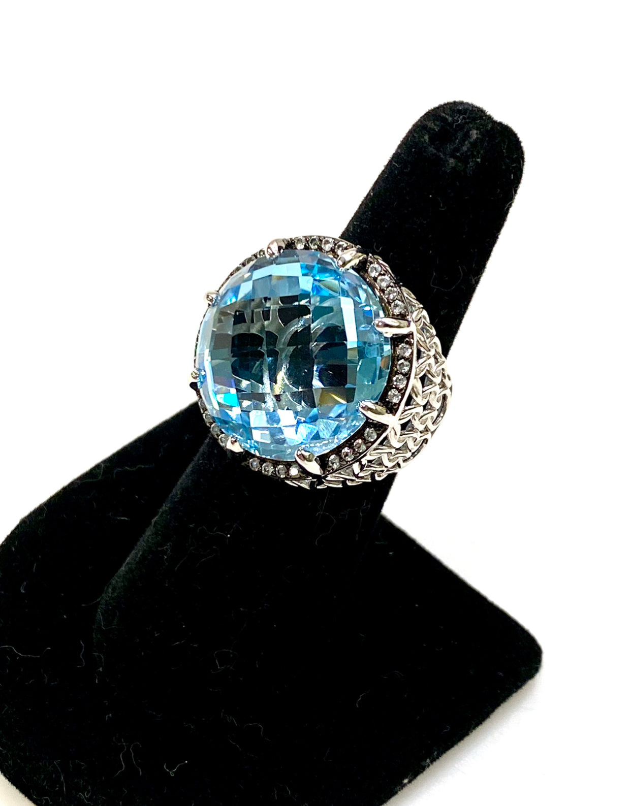 STUNNING 28 CARAT BLUE TOPAZ RING IN STERLING SILVER