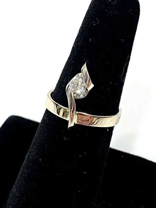 Gorgeous 14k White Gold Diamond Ring